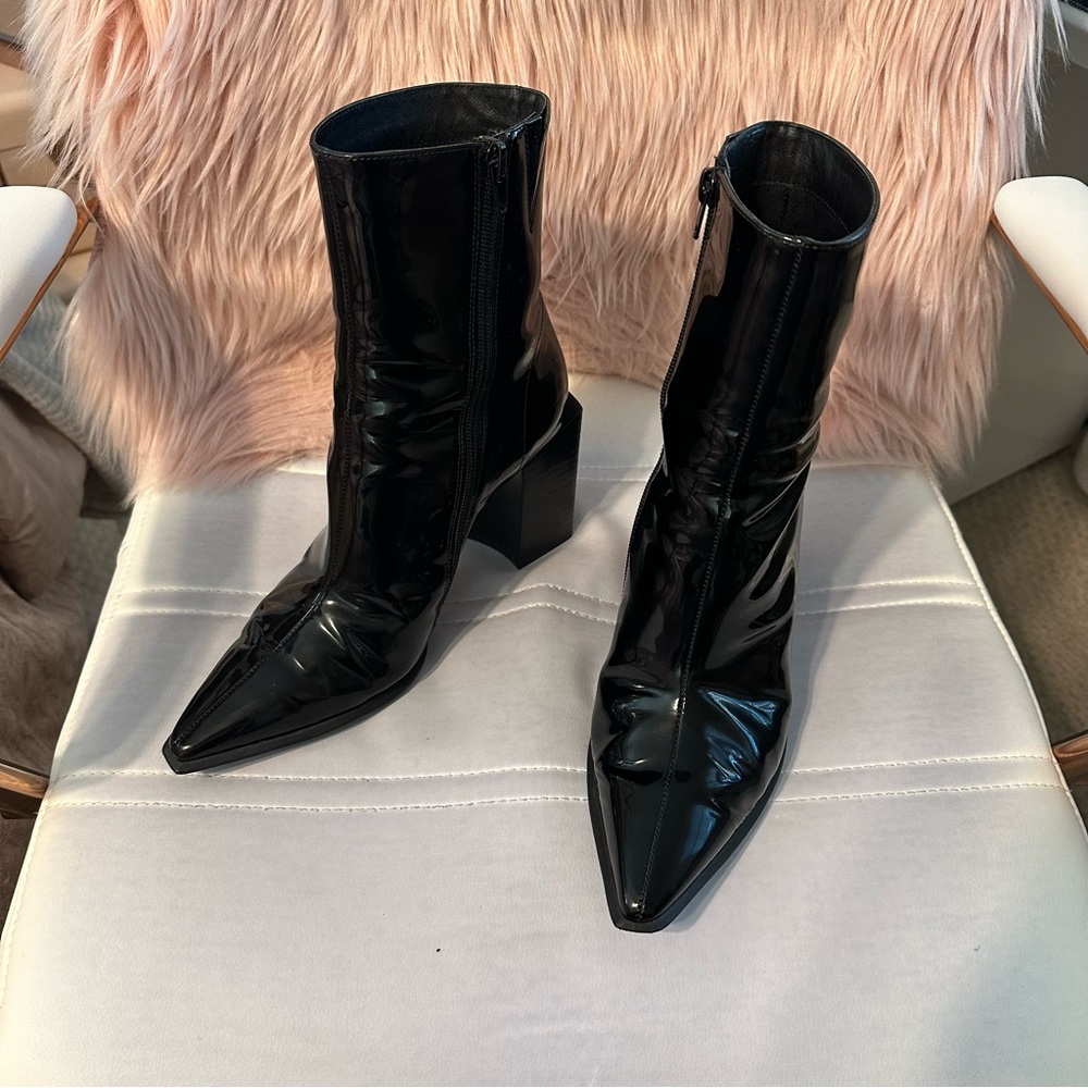 👢Jeffrey Campbell patent leather booties. Gently worn. Pet free home.